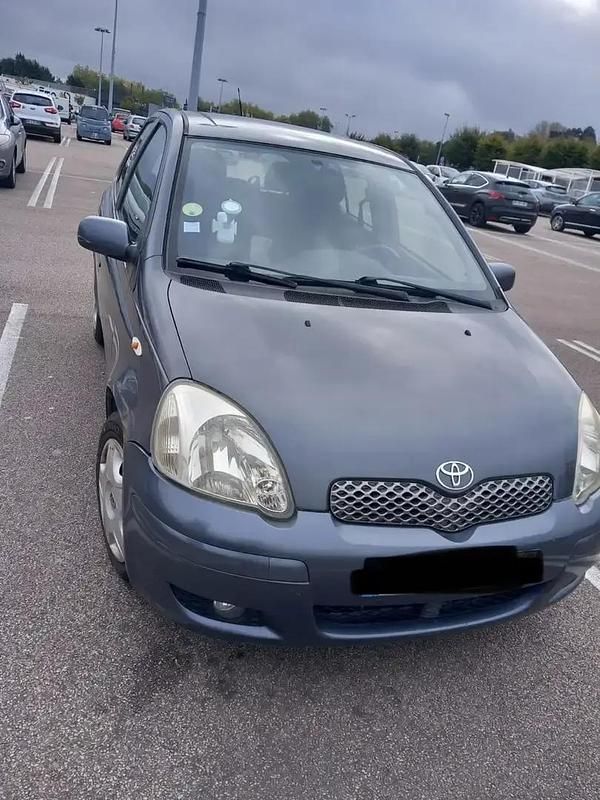 Gris Utilisé 2004 Toyota Yaris Berline | 3 850 € - Image 1/4