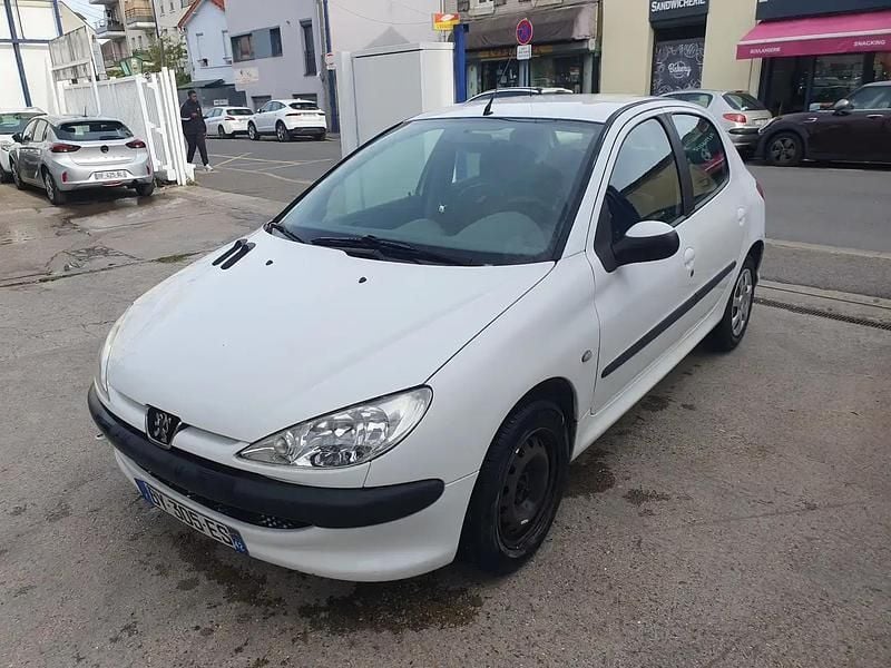 Blanc Utilisé 2005 Peugeot 206 Berline | 2 750 € (Prix assez cher) - Image 1/4