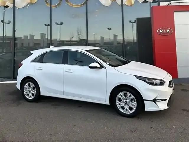 Deluxe white Utilisé 2023 Kia Ceed Citadine | 31 870 € - Image 1/3