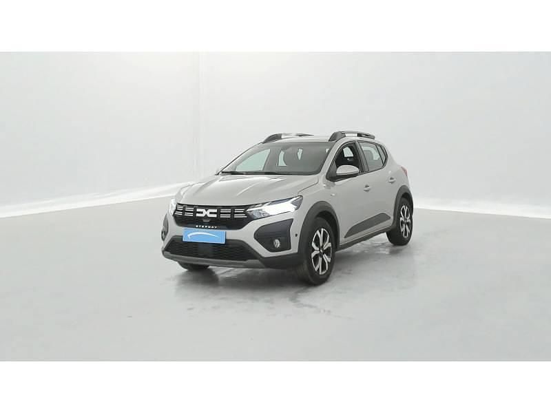 Gris Utilisé 2024 Dacia Sandero Expression Citadine | 16 890 € (Prix juste) - Image 1/4