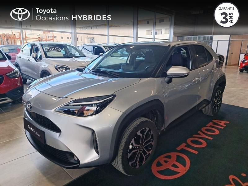 Gris minéral (m) Utilisé 2024 Toyota Yaris Hybrid Design SUV | 23 990 € (Prix juste) - Image 1/4