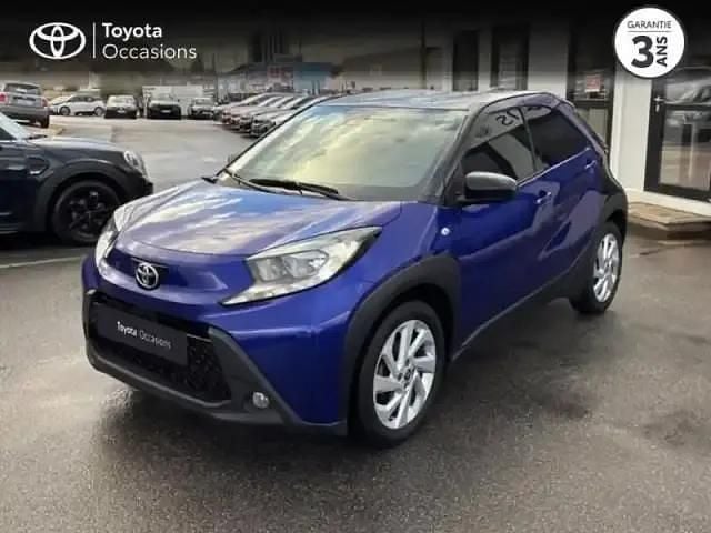 Biton bleu genièvre métal/toit noir Occasion 2022 Toyota Aygo X Design SUV | 14 990 € (Prix juste) - Image 1/4