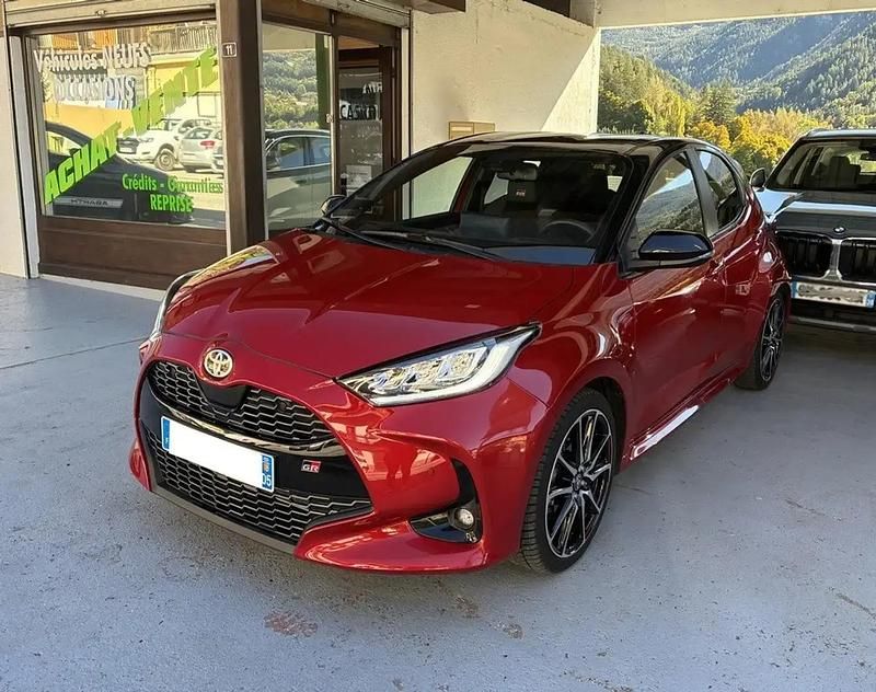 Rouge Utilisé 2022 Toyota Yaris Hybrid Sport Citadine | 20 900 € (Prix juste) - Image 1/4