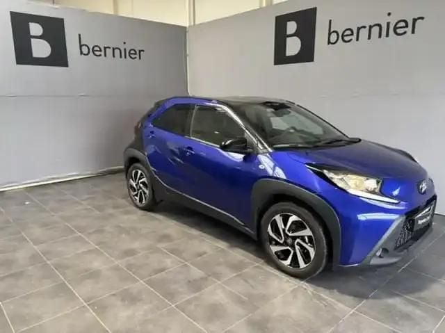 Biton bleu genièvre métal/toit noir Occasion 2024 Toyota Aygo X Design SUV | 14 680 € (Bon prix) - Image 1/4