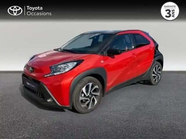 Biton rouge piment premium/toit noir Utilisé 2025 Toyota Aygo Design Citadine | 16 490 € (Prix juste) - Image 1/4