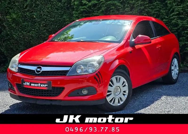 Rouge Utilisé 2010 Opel Astra GTC Berline | 1 999 € - Image 1/4