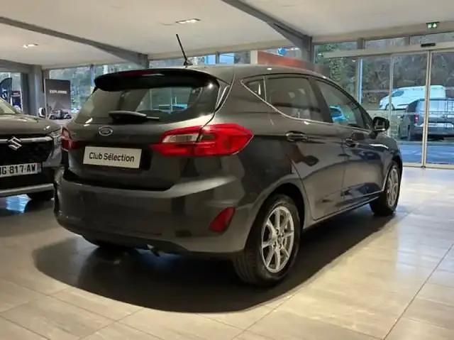 Gris Occasion 2021 Ford Fiesta Titanium Berline | 11 590 € (Prix juste) - Image 1/3