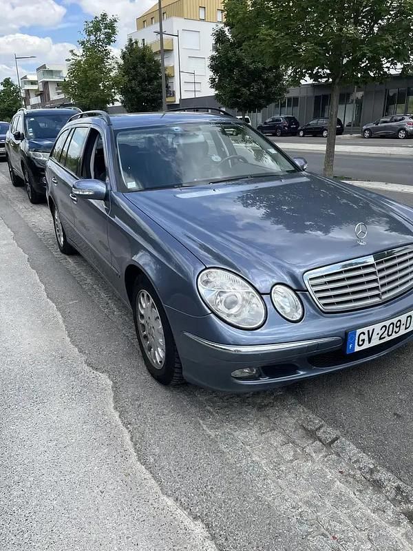 Bleu Utilisé 2005 Mercedes E220 Classic Break | 8 400 € - Image 1/4
