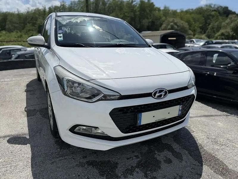 Blanc Occasion 2015 Hyundai i20 Berline | 6 990 € (Prix juste) - Image 1/4