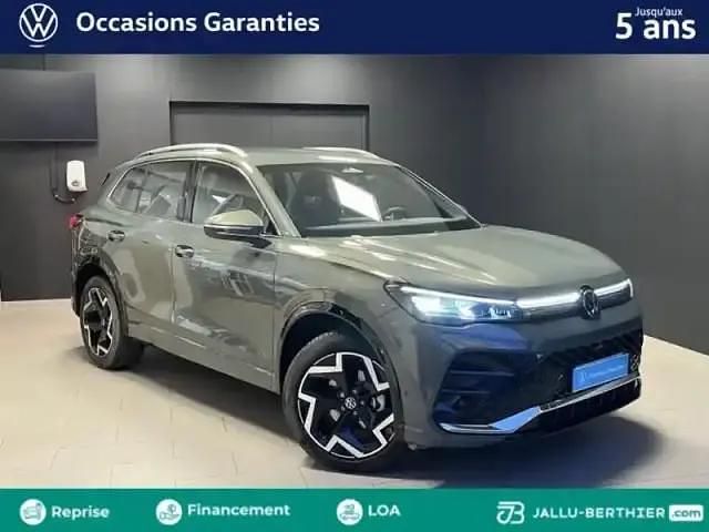 Vert cipressino métallisée Utilisé 2024 VW Tiguan R-line SUV | 42 980 € - Image 1/4