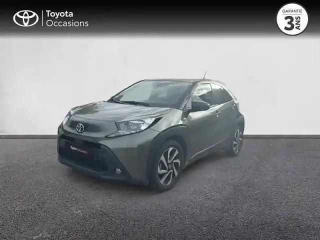 Biton vert cardamome métal/toit noir Utilisé 2023 Toyota Aygo X Design SUV | 14 480 € - Image 1/4