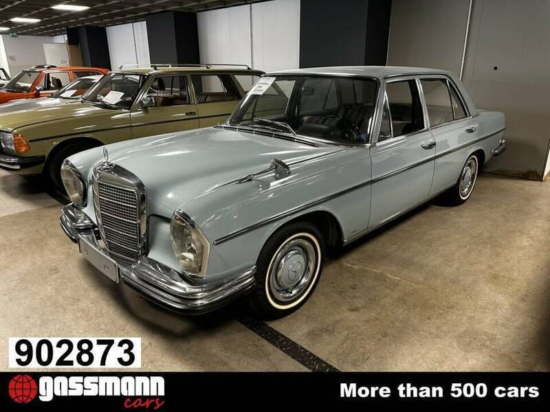 Bleu Utilisé 1966 Mercedes 250 Berline | 38 000 € - Image 1/4