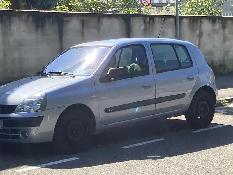 Utilisé 2004 Renault Clio II Dynamique Berline | 2 000 € (Bon prix) - Image 1/4