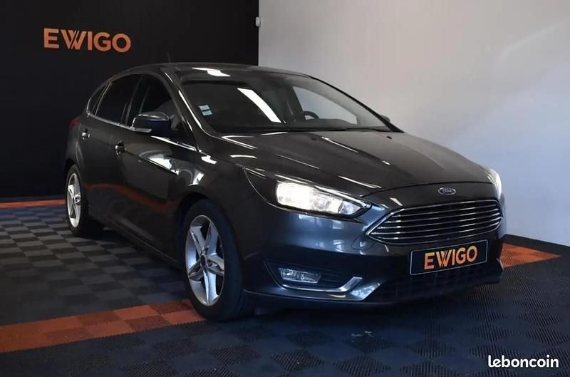 Gris Utilisé 2017 Ford Focus Titanium Berline | 8 990 € (Prix juste) - Image 1/4