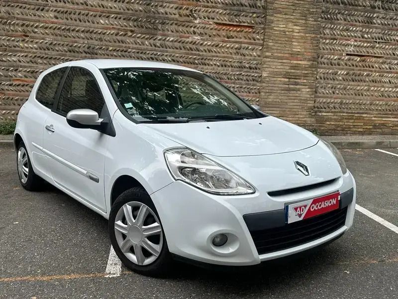 Blanc Utilisé 2013 Renault Clio III Zen Citadine | 6 890 € (Prix assez cher) - Image 1/4