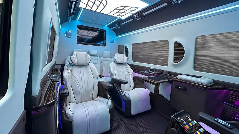 Gris Occasion 2024 Mercedes Sprinter Van | 169 900 € - Image 1/4