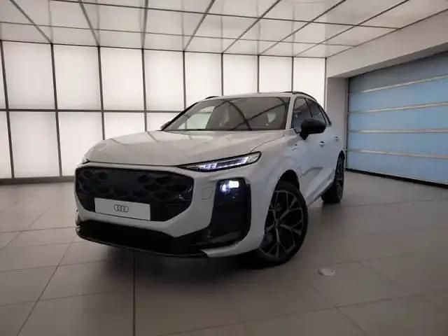 Blanc glacier métallisé Utilisé 2025 Audi Q3 Design SUV | 72 900 € - Image 1/4