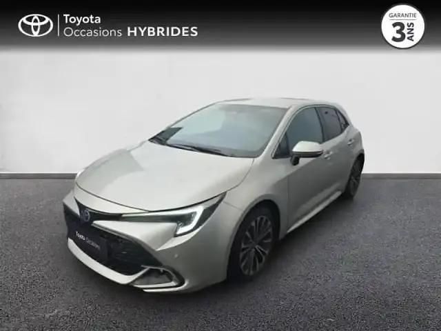 Gris atlas métallisé Utilisé 2024 Toyota Corolla Design Berline | 25 980 € (Prix juste) - Image 1/4