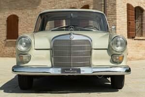 Occasion Mercedes 200 95 ch (69 kW) 1966 Beige Berline