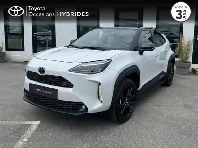 Blanc nacré/toit noir Utilisé 2023 Toyota Yaris Hybrid Sport SUV | 26 990 € (Prix cher) - Image 1/4