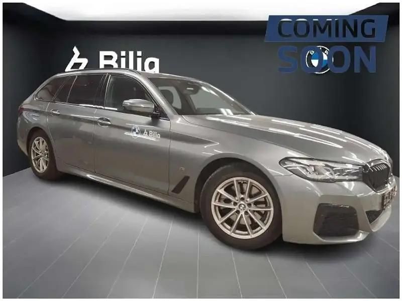 Gris Utilisé 2023 BMW 520 Sport Line Break | 44 092 € (Prix cher) - Image 1/4