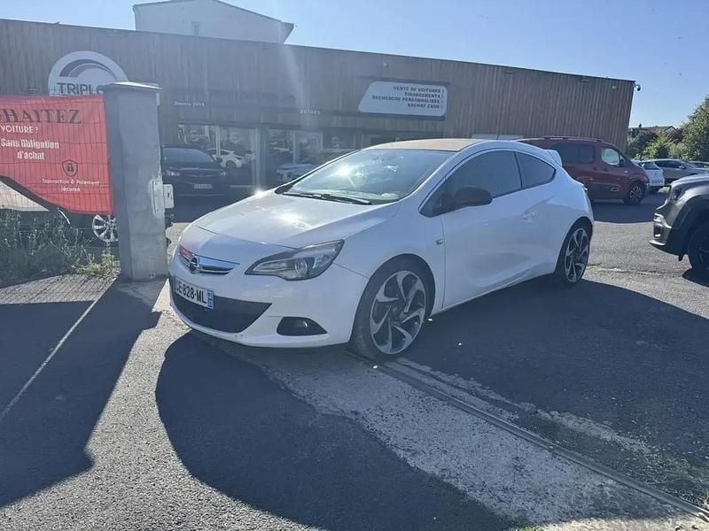 Blanc Utilisé 2012 Opel Astra GTC Sport Coupé | 7 490 € - Image 1/4