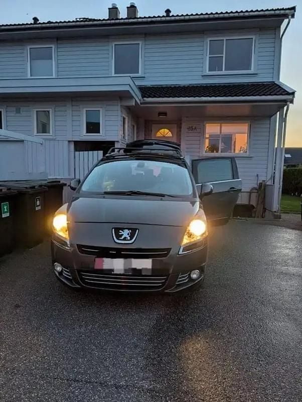 Utilisé 2010 Peugeot 5008 Premium Monospace | 3 000 € (Bon prix) - Image 1/4