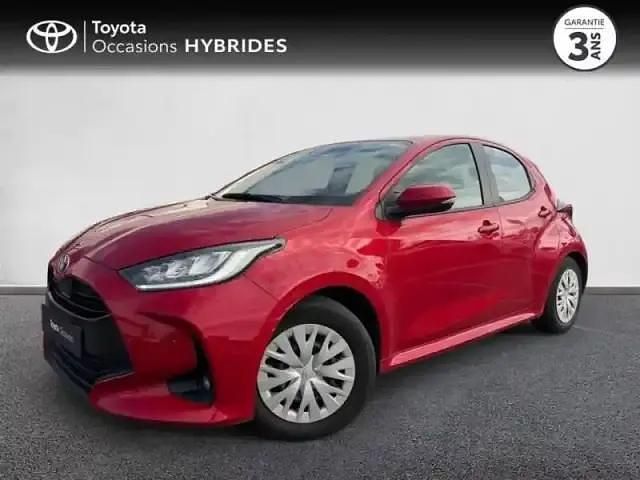 Rouge intense (n) Occasion 2023 Toyota Yaris Hybrid Berline | 18 980 € (Prix juste) - Image 1/4