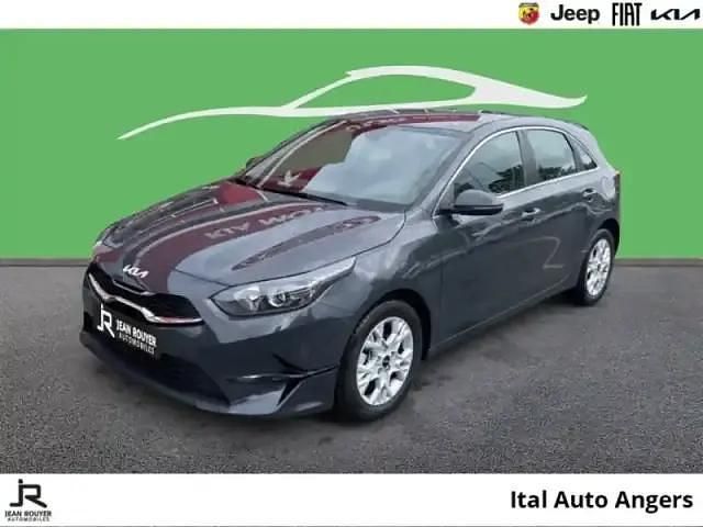 Gris Utilisé 2024 Kia Ceed Active Berline | 21 989 € (Prix juste) - Image 1/4