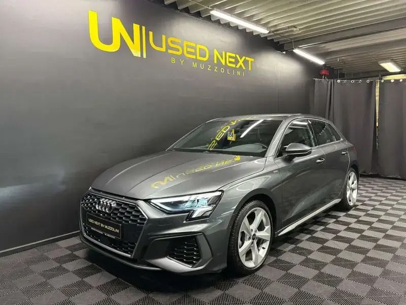Gris Utilisé 2024 Audi A3 Sportback S-Line Berline | 33 835 € (Prix juste) - Image 1/4