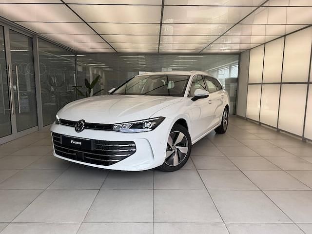 Utilisé 2024 VW Passat Life | 39 990 € (Prix juste) - Image 1/4
