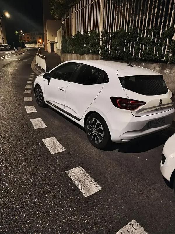Blanc Utilisé 2022 Renault Clio V Business Berline | 13 000 € - Image 1/4