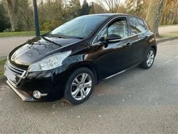 Noir Utilisé 2015 Peugeot 208 Allure Citadine | 6 200 € (Bon prix)