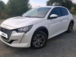 Blanc Utilisé 2021 Peugeot e-208 Allure Citadine | 13 990 € (Prix juste)