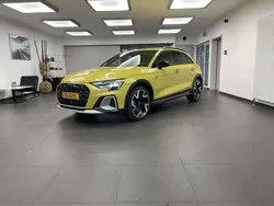 Jaune Utilisé 2024 Audi A3 Sport Citadine | 36 820 € (Prix cher)