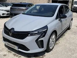 Gris Nouvelle 2024 Renault Clio V Evolution Berline | 22 499 € (Prix juste)