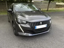 Gris Utilisé 2022 Peugeot 208 Allure Citadine | 14 500 € (Prix juste)