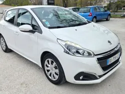 Blanc Utilisé 2016 Peugeot 208 Business-Line Citadine | 6 990 € (Bon prix)