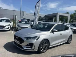 Gris Utilisé 2024 Ford Focus ST-Line X Berline | 23 999 € (Prix juste)