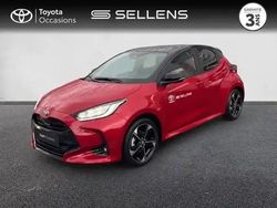 Biton rouge intense / toit noir Utilisé 2025 Toyota Yaris Hybrid Berline | 26 900 € (Prix cher)