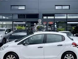 Blanc Utilisé 2015 Peugeot 208 Citadine | 7 990 € (Prix juste)