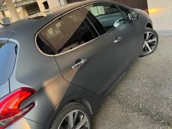 Gris Utilisé 2015 Peugeot 208 Citadine | 7 700 € (Prix assez cher)