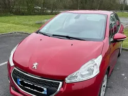 Rouge Utilisé 2014 Peugeot 208 Citadine | 8 700 € (Bon prix)