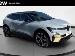 Gris Utilisé 2023 Renault Mégane Iconic Berline | 27 990 € (Prix juste)