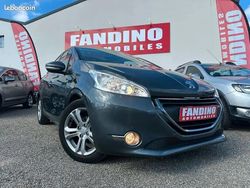 Gris Utilisé 2014 Peugeot 208 Allure Citadine | 8 990 € (Prix assez cher)