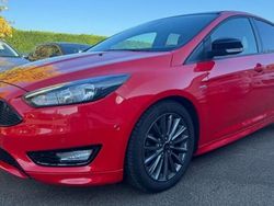 Rouge Utilisé 2017 Ford Focus ST-Line Berline | 11 990 € (Prix juste)