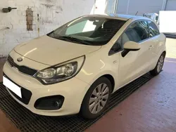 Blanc Utilisé 2014 Kia Rio Active Berline | 6 700 € (Prix cher)