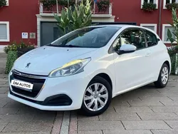 Blanc Utilisé 2015 Peugeot 208 Active Citadine | 6 990 € (Prix assez cher)