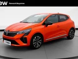 Orange Utilisé 2024 Renault Clio V Techno Citadine | 17 990 € (Prix juste)