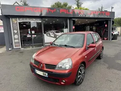 Rouge Utilisé 2005 Renault Clio II Dynamique Berline | 2 690 € (Super prix)